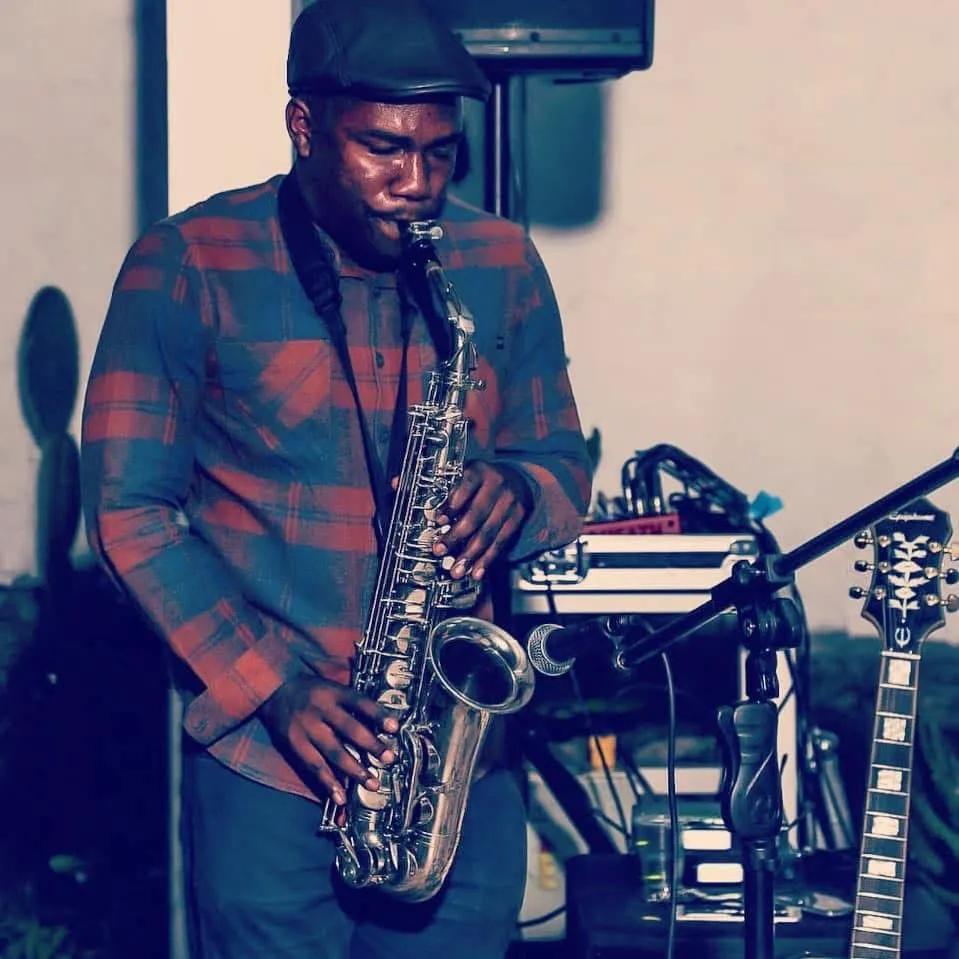 Joel tocando en una boda en Galápagos